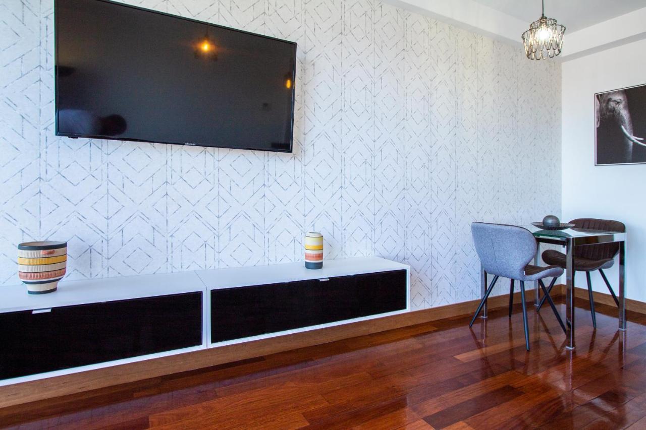 Apartamentos Castilla Luz Business Madrid Bagian luar foto
